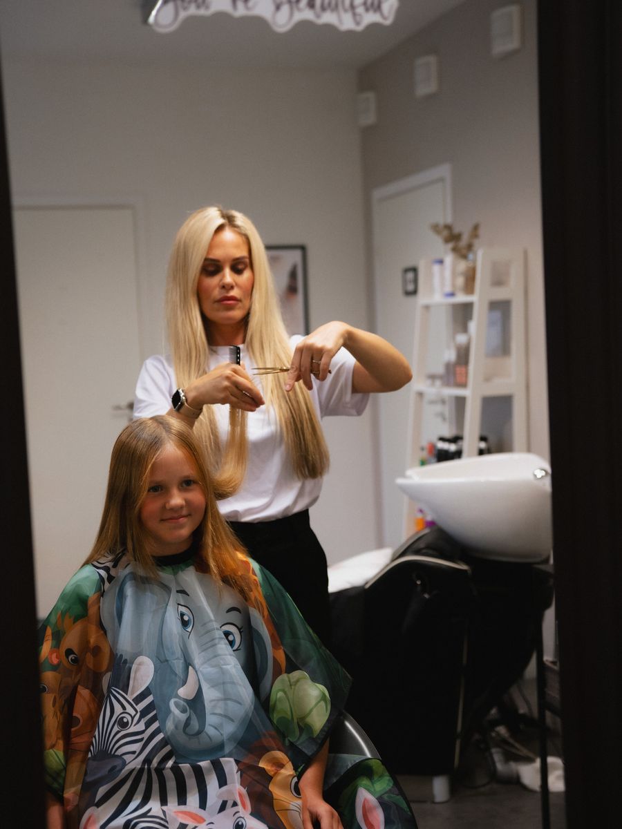 Irina leikkaa lapsen hiuksia
