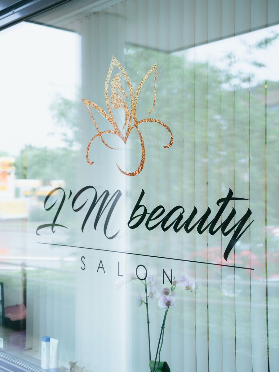 Salongin ikkuna, jossa I'M beauty Salon -logo
